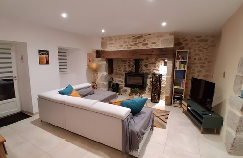 Saint-Mamet-la-Salvetat House | Holiday Home 'La Maison De Louis' with Private Terrace, Private Garden and Wi-Fi