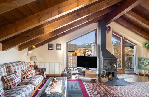 Bellver de Cerdanya House | Holiday Home 'Jose' with Mountain View, Shared Pool and Wi-Fi