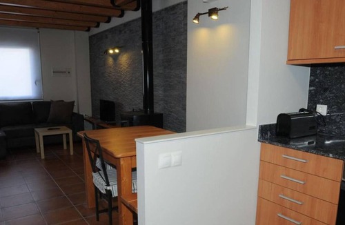 Isona House | Holiday Home 'Singratalla Del Pallars Jussà' with Wi-Fi and Air Conditioning
