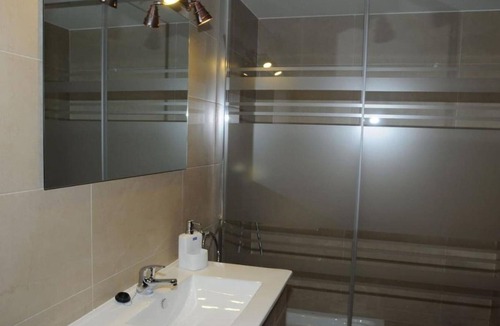 Isona House | Holiday Home 'Singratalla Del Pallars Jussà' with Wi-Fi and Air Conditioning