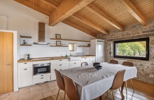 Ogassa House | Holiday Home 'La Calma' with Mountain Views, Shared Garden and Wi-Fi