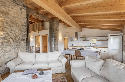 Ogassa House | Holiday Home 'La Calma' with Mountain Views, Shared Garden and Wi-Fi