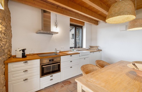 Ogassa House | Holiday Home 'La Coma' with Mountain Views, Shared Garden & Wi-Fi