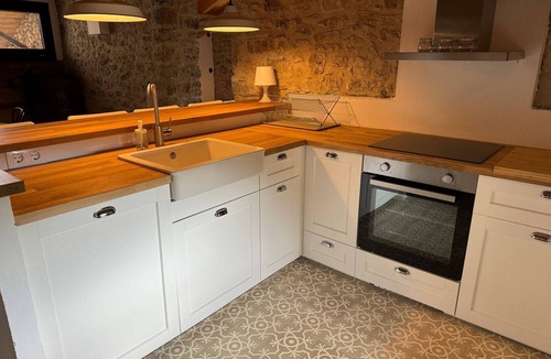 Ogassa House | Holiday Home 'La Cavallera' with Mountain Views, Shared Garden & Wi-Fi