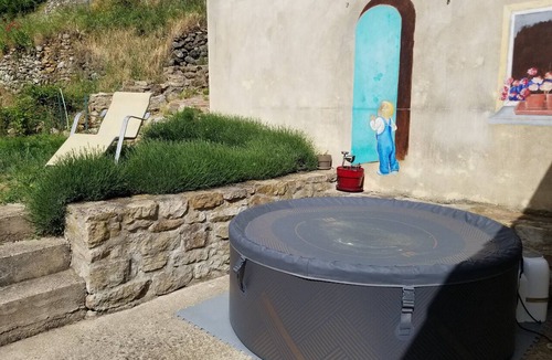 Graissessac House | Holiday Home 'Aux Portes De La Forêt' with Mountain View, Wi-Fi & Air Conditioning