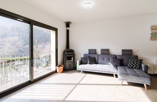 Cercs House | Holiday Home 'Ca Baells' with Private Terrace and Wi-Fi