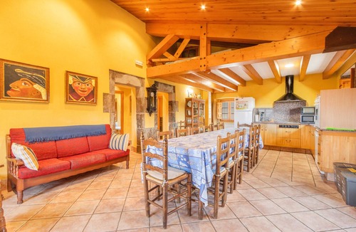Casserres House | Holiday Home 'Cal Viudet Vell' with Mountain View, Private Pool and Wi-Fi