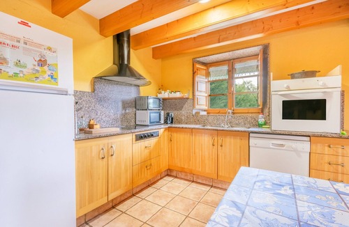 Casserres House | Holiday Home 'Cal Viudet Vell' with Mountain View, Private Pool and Wi-Fi