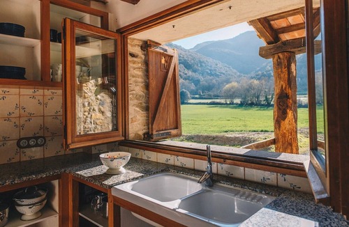Beguda House | Holiday Home 'Can Blanc - 11 Persones' with Mountain View, Shared Pool and Wi-Fi