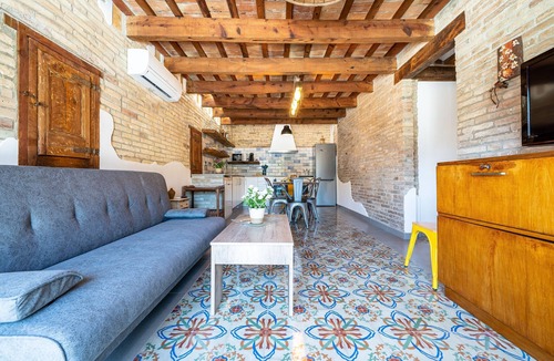 Deltebre House | Holiday Home "Casa Rural Mestre" with Shared Outdoor Pool, A/C & Wi-Fi