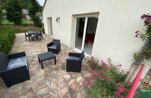 Vabres House | Holiday Home 'Chez Alex Et Oliv' with Mountain View, Private Terrace and Shared Garden