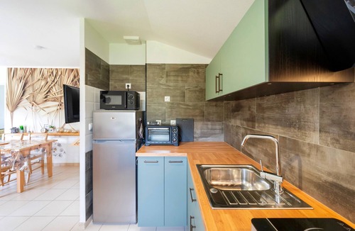Ondres House | Holiday Home 'Cosy Pavillon 2chambres Proche Mer' with Shared Pool, Private Terrace and Wi-Fi