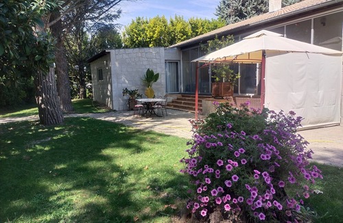 Valreas House | Holiday Home 'De Maître Potager' with Private Terrace, Private Garden and Wi-Fi