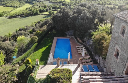 Clariana de Cardener House | Holiday Home 'El Porxet' with Mountain Views, Shared Pool and Wi-Fi