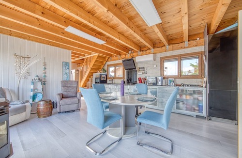 Le Verdon-sur-Mer House | Holiday Home 'Chalet Les Pieds Dans L'eau' with Sea View, Wi-Fi and Air Conditioning
