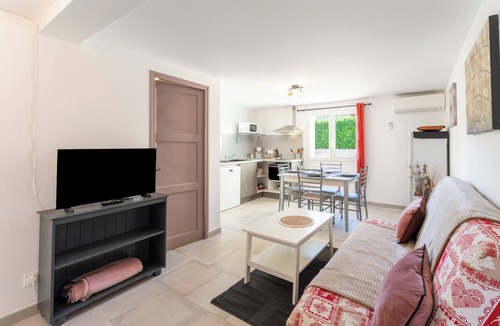 Vaison-la-Romaine Cottage | Holiday Home 'L'Ariston' with Shared Pool, Private Terrace and Wi-Fi
