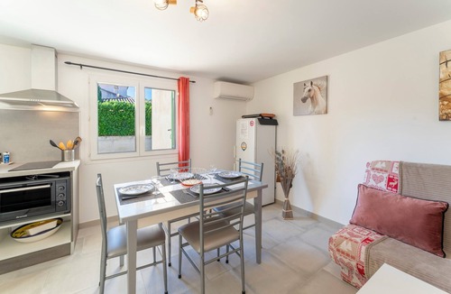 Vaison-la-Romaine Cottage | Holiday Home 'L'Ariston' with Shared Pool, Private Terrace and Wi-Fi