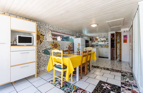 Gaillan-en-Medoc House | Holiday Home "Gîte 1 à la Maison Mosaïc" with Shared Pool & Wi-Fi