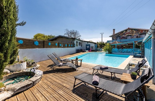 Gaillan-en-Medoc House | Holiday Home "Gîte 1 à la Maison Mosaïc" with Shared Pool & Wi-Fi