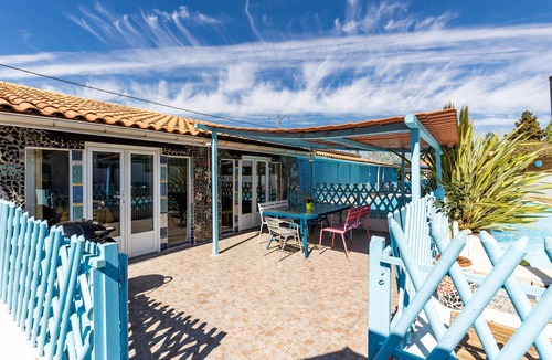 Gaillan-en-Medoc House | Holiday Home "Gîte 1 à la Maison Mosaïc" with Shared Pool & Wi-Fi