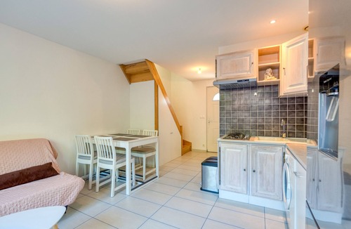 Le Bosc House | Holiday Home 'Gîte Duplex Cour Proche Lac Salagou' with Private Garden and Wi-Fi