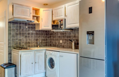 Le Bosc House | Holiday Home 'Gîte Duplex Cour Proche Lac Salagou' with Private Garden and Wi-Fi