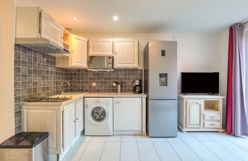 Le Bosc House | Holiday Home 'Gîte Duplex Cour Proche Lac Salagou' with Private Garden and Wi-Fi