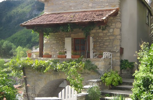 Peyreleau House | Holiday Home “Gîte La Lavande” with Mountain View, Private Terrace and Garden