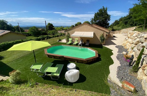 Beauregard-Baret House | Holiday Home 'Le Beauregard - Piscine' with Mountain View, Wi-Fi and Air Conditioning