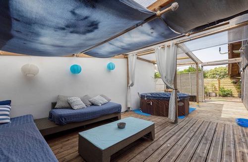 Lanton House | Holiday Home 'La Cabane du Bassin' with Private Terrace, Wi-Fi & Air Conditioning