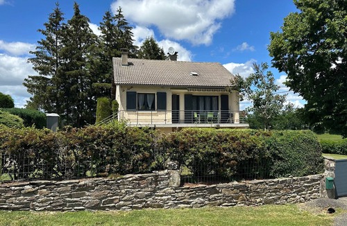 Salles-Curan House | Holiday Home "La Maison De Campagne" with Mountain View, Private Terrace and Garden