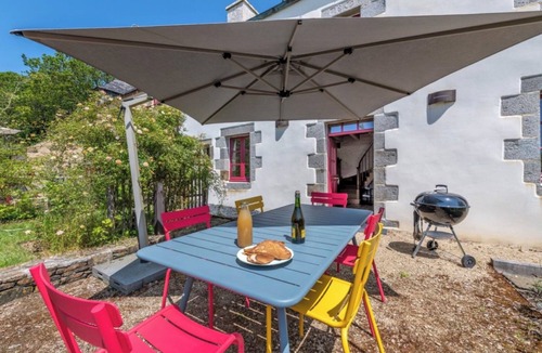 Commana House | Holiday Home 'La Maison - Piscine - Spa - Jardin' with Shared Pool, Private Terrace and Wi-Fi