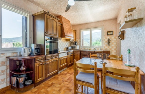 Nyons House | Holiday Home “La Villa D'antan - Pool” with Mountain View, Wi-Fi, and Air Conditioning
