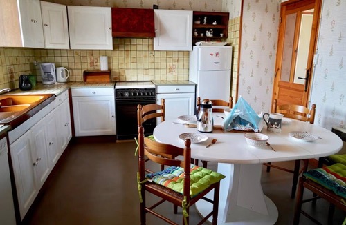 Lavoute-Chilhac House | Holiday Home 'Les Cousines' with Mountain View, Private Terrace and Wi-Fi