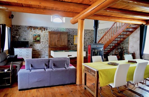 Lavoute-Chilhac House | Holiday Home 'Les Cousines' with Mountain View, Private Terrace and Wi-Fi