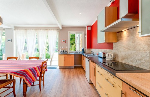 Bollene House | Holiday Home 'Le Secret D'hestia' with Shared Pool, Wi-Fi and Air Conditioning