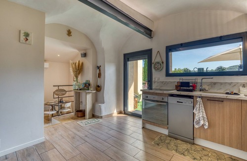 La Tour-Sur-Orb House | Holiday Home 'Maison De Village' with Private Pool, Wi-Fi and Air Conditioning