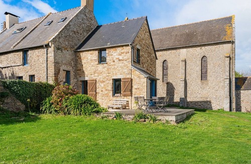 Cancale House | Holiday Home 'Maison Chapelle Du Verger' with Sea View, Shared Terrace and Private Garden