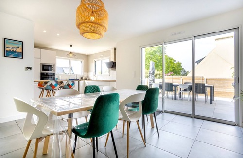 Concarneau House | Holiday Home “Maison Concarneau” with Private Terrace, Garden & Wi-Fi