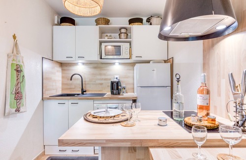 Calvisson House | Holiday Home “Maison – Residence with Pool” with Shared Pools, Wi-Fi & Air Conditioning