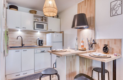 Calvisson House | Holiday Home “Maison – Residence with Pool” with Shared Pools, Wi-Fi & Air Conditioning