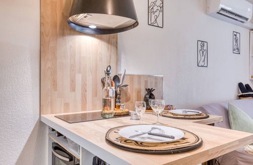 Calvisson House | Holiday Home “Maison – Residence with Pool” with Shared Pools, Wi-Fi & Air Conditioning