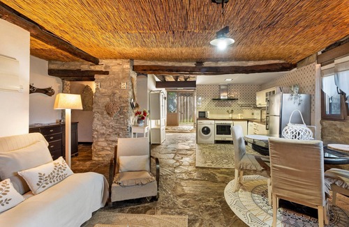 Caldearenas House | Holiday Home 'Regalate Paz 2' with Mountain View, Private Pool and Wi-Fi