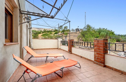 El Lloar House | Holiday Home 'Tranquil' with Mountain View, Wi-Fi and Air Conditioning