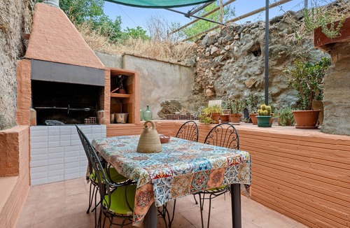 El Lloar House | Holiday Home 'Tranquil' with Mountain View, Wi-Fi and Air Conditioning