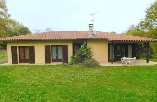 Cazaubon House | Holiday Home 'Villa Moutiques' with Private Terrace, Private Garden and Wi-Fi