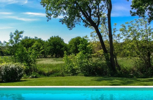Colonzelle House | Holiday Home 'Voûte' with Shared Pool, Private Garden and Wi-Fi