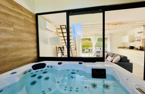 Uchaux House | Homerez - House for 6 ppl. with swimming-pool, jacuzzi and terrace at Uchaux