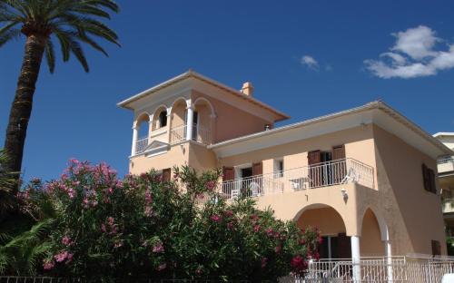 Roquebrune-Cap-Martin Hotel | Hotel et Appartements Reine D'Azur