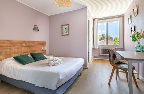 Queyrac Hotel | Hotel les vieux Acacias